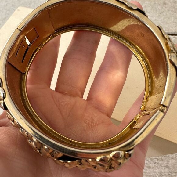 Vintage Art Nouveaux Repousse Grape Vine Relief Bracelet - Picture 6 of 7